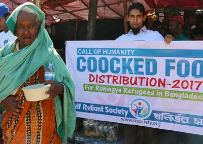 An elderly woman at a 2017 cooked food distribution for Rohingya refugees